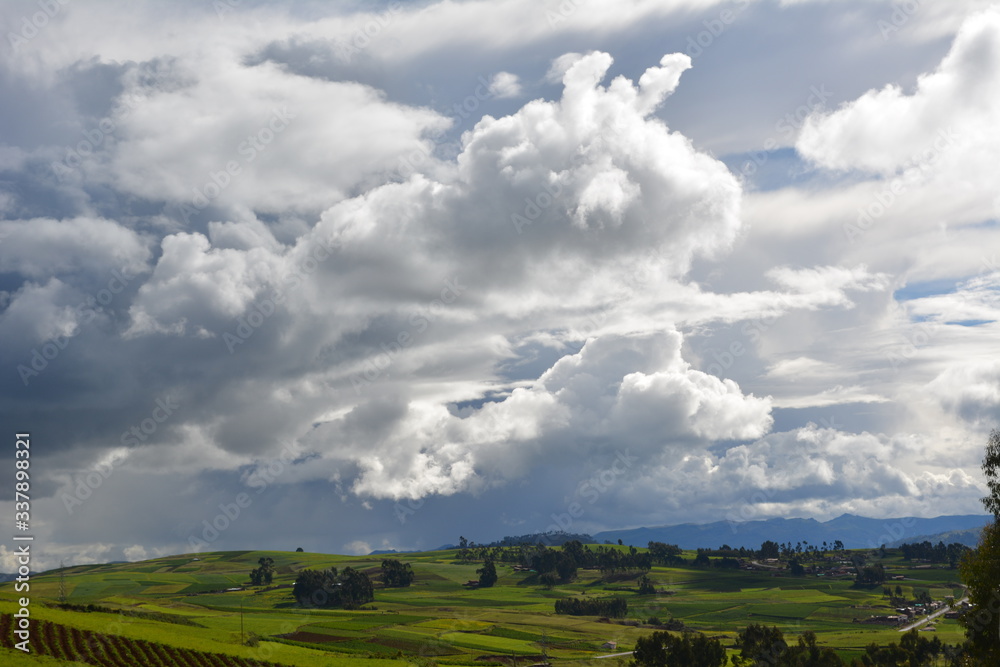 Vista del valle con nubes tormentosas Vista del valle con nubes tormentosas