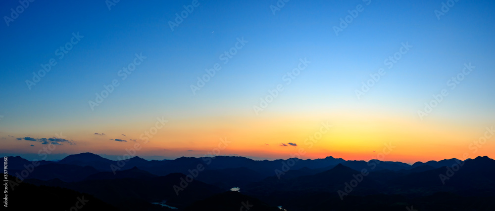 Obraz premium Continuous mountains. The mountain background of Chinese painting.