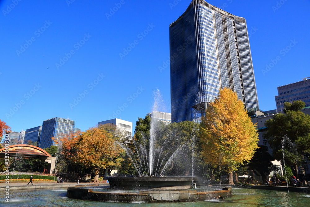 Obraz premium 日比谷公園の噴水とオフィスビル群