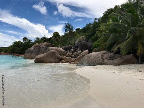 Plage des Seychelles. Océan indien. Une île paradisiaque. 