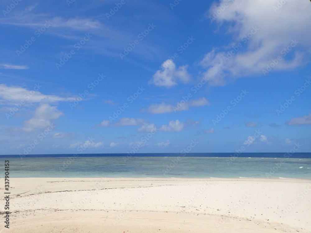南の島の海と青空と白い砂
