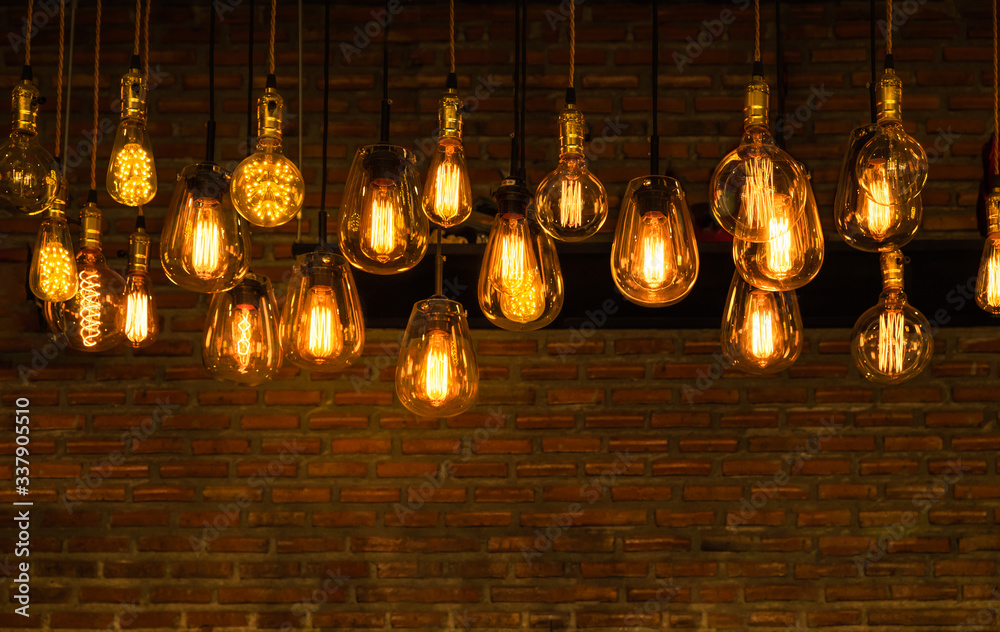 House interior of loft and rustic style. Beautiful vintage luxury light  bulb hanging decor glowing in dark. Retro filter effect style. Blend of  history and modern. foto de Stock | Adobe Stock
