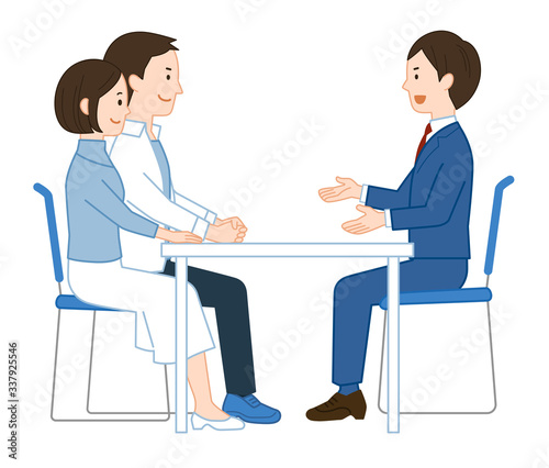 話を聞く夫婦
