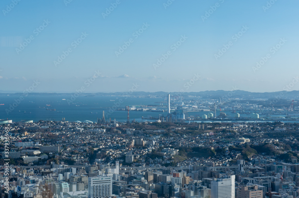 横浜・関内地区から磯子、根岸の工業地帯方面の街並み　空撮