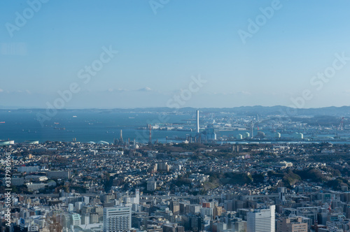 横浜・関内地区から磯子、根岸の工業地帯方面の街並み 空撮