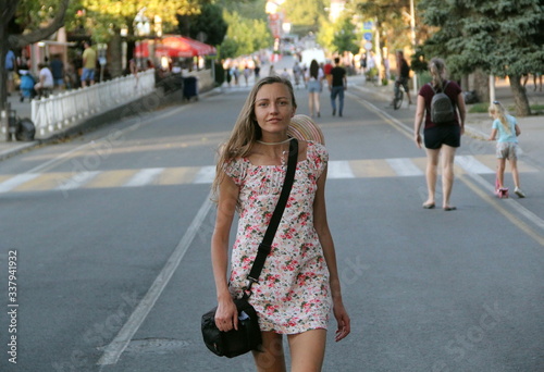 A girl walks around the city in the summer © Сергей Инников