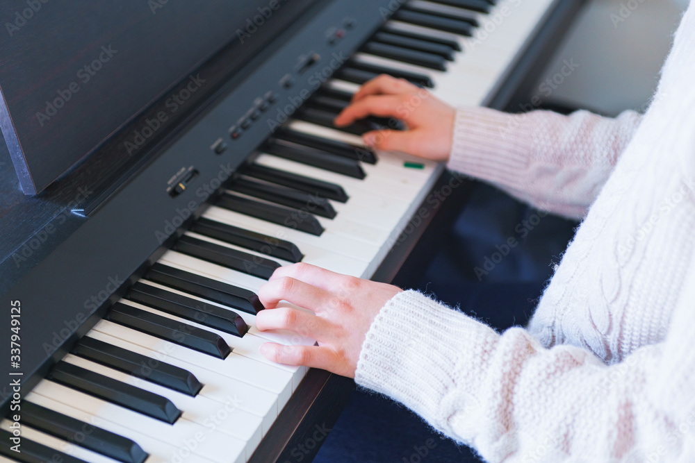 Fototapeta premium ピアノ 電子ピアノ 音楽 演奏 女子 女性 人物 日本人 鍵盤 ライフスタイル 自宅 レッスン 