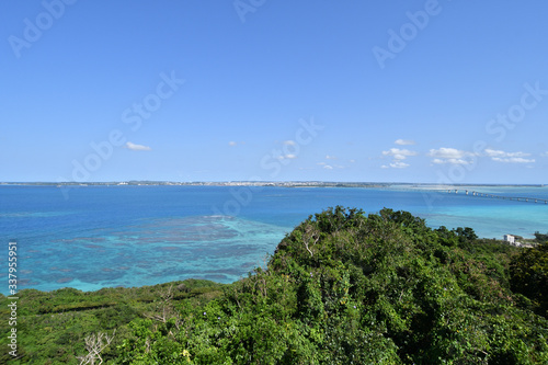 沖縄 宮古島 伊良部島から宮古島本島、伊良部大橋を望む