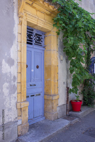 Entrance of the house in classic style © Ancoay