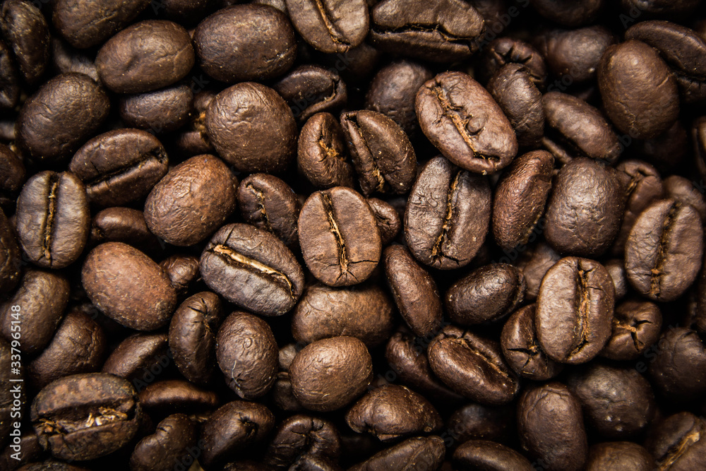 Naklejka premium roasted coffee bean texture background