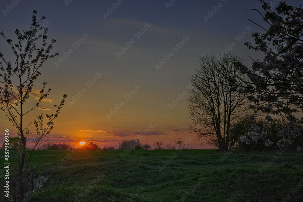 Farbenfroher Sonnenuntergang im Rheinland bei Pirmasens