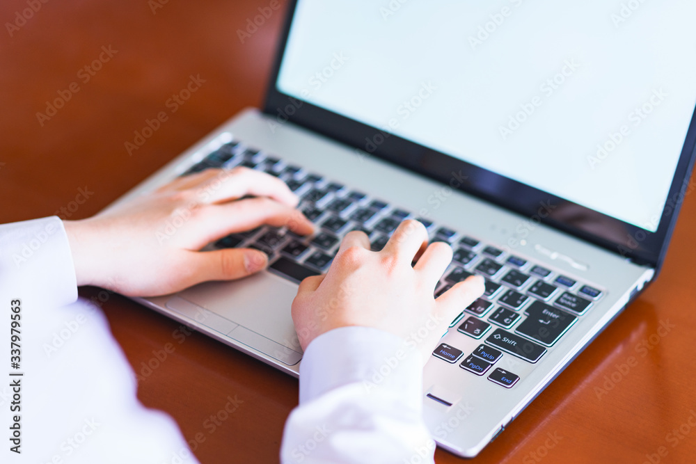 テレワーク　リモートワーク　タイピング　ノートパソコン　勤務　日本人　ビジネス　エンジニア　自宅