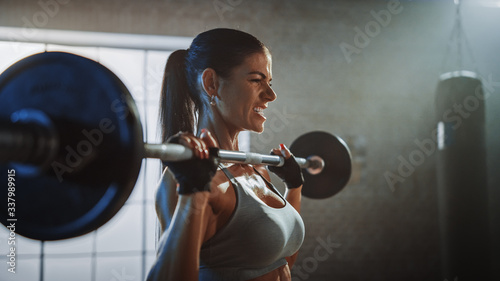 Canvas Print Athletic Beautiful Woman Does Overhead Lift with a Barbell in the Gym