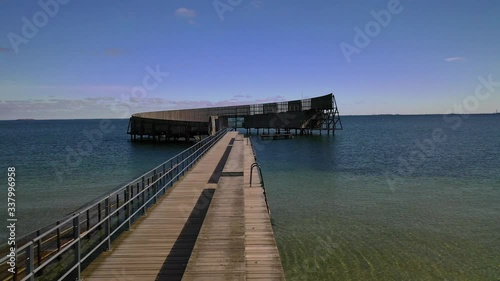 Wallpaper Mural Unbelievable dolly shot over modern-looking curvaceous dock in touristic capital city Torontodigital.ca