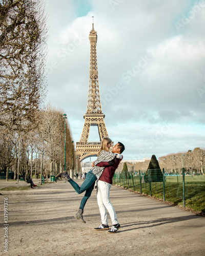 Photography Verliebtes Paar umarmt sich am Eiffelturm in Paris (Stadt der Liebe)