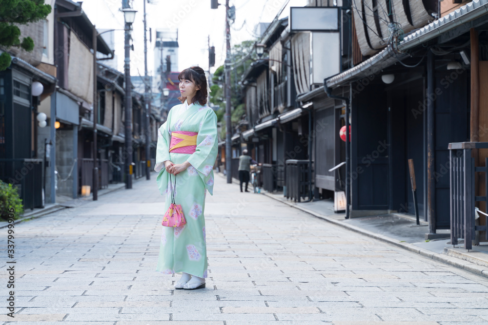 京都　祇園　着物の女性　イメージ