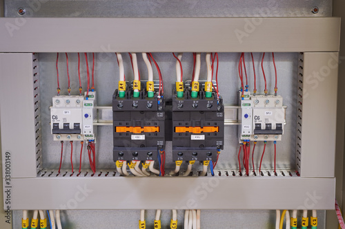Two contactors or magnetic starters with mechanical locking, two circuit breakers and two phase control relays in the electrical Cabinet. Automatic input of the power reserve.
