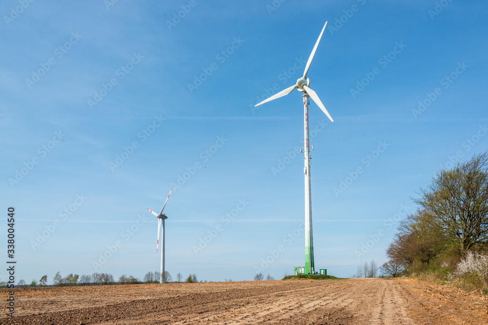 Windkrafträder und Biogasanlage auf einem Feld bei Oldesloe Windkrafträder und Biogasanlage auf einem Feld bei Oldesloe