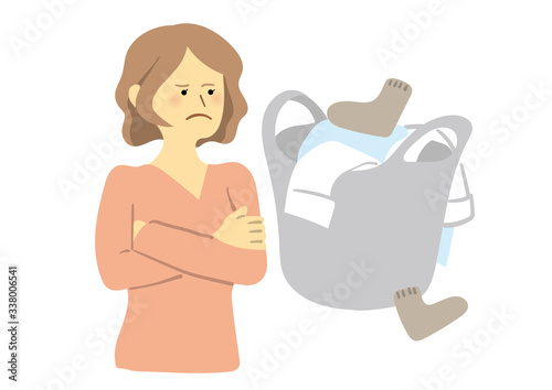 洗濯物の山に困る女性