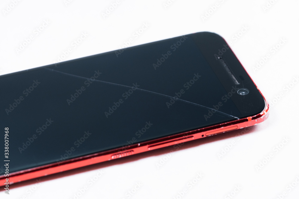 画面が割れたボロボロのスマートフォン 画面が割れたボロボロのスマートフォン