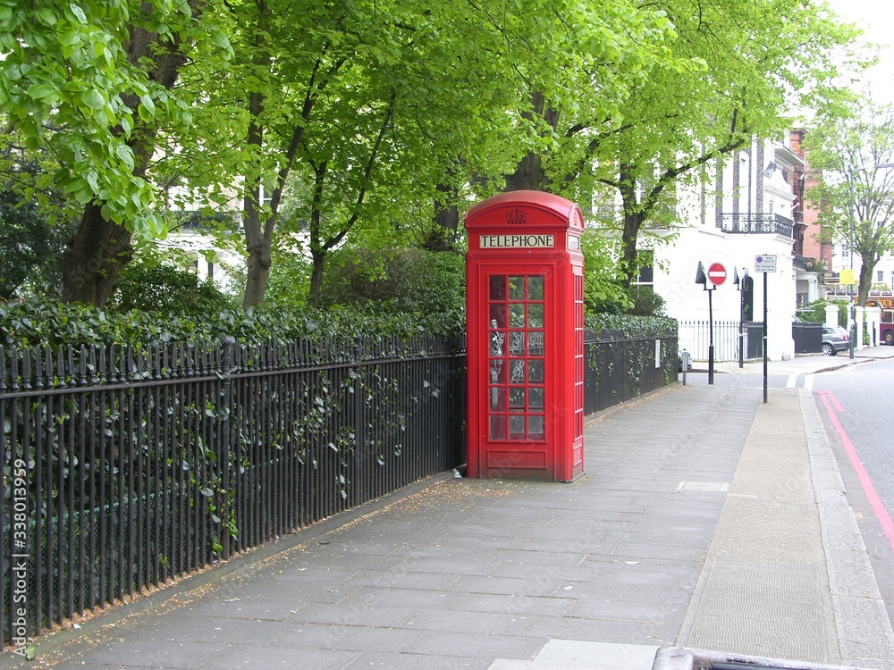 Obraz premium Iconic red phone booth in London streets