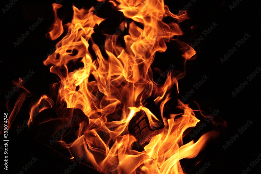 Flammen in einer Feuerschale Flammen in einer Feuerschale