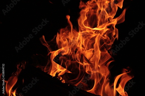 Flammen in einer Feuerschale © Vincent Ganz