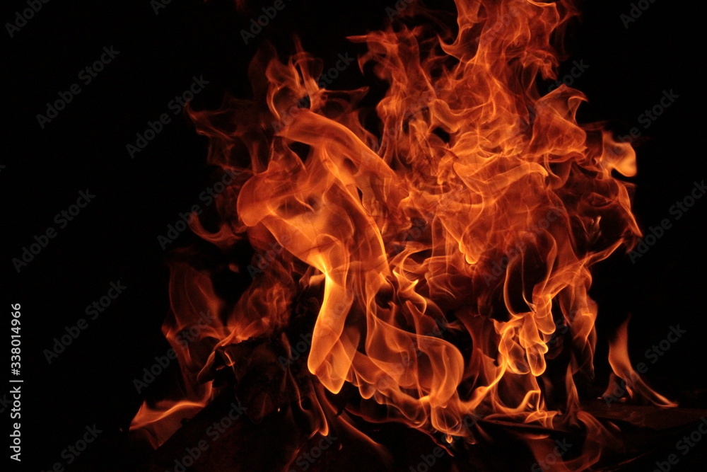 Flammen in einer Feuerschale Flammen in einer Feuerschale
