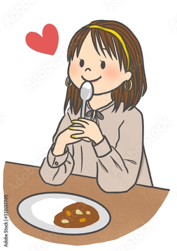 カレーを食べる女の子