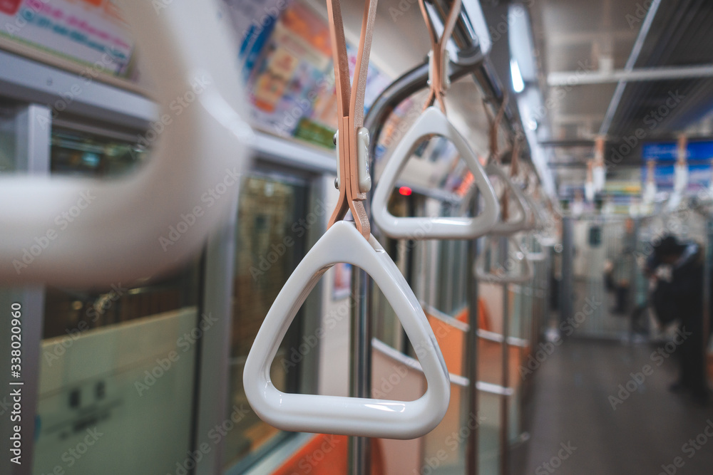 電車の吊り革 / ウイルス感染のイメージ 電車の吊り革 / ウイルス感染のイメージ