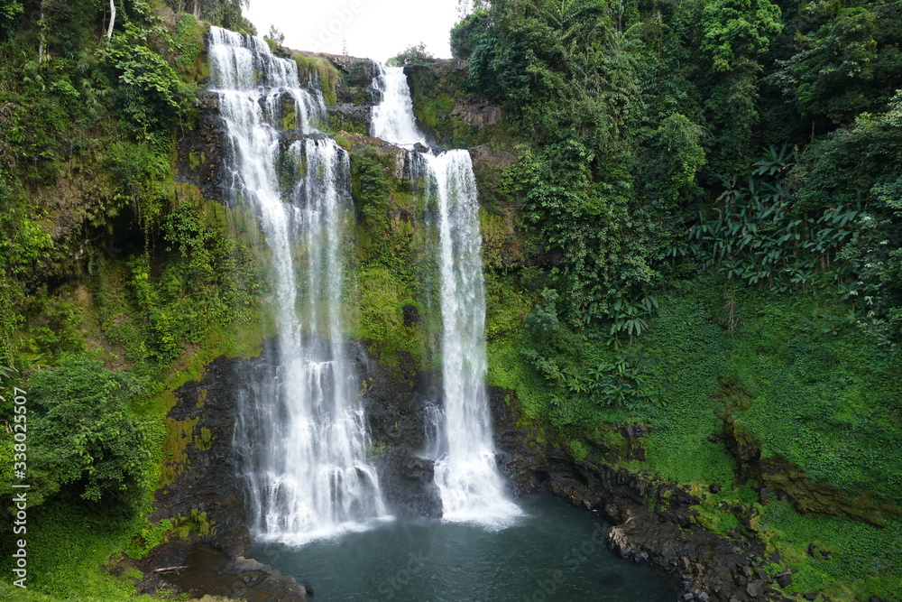 Fototapeta premium waterfall in the mountains