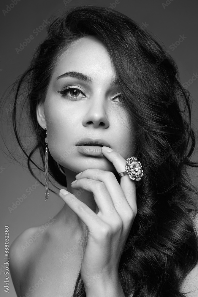 Obraz premium pretty young brunette woman with jewelry ring