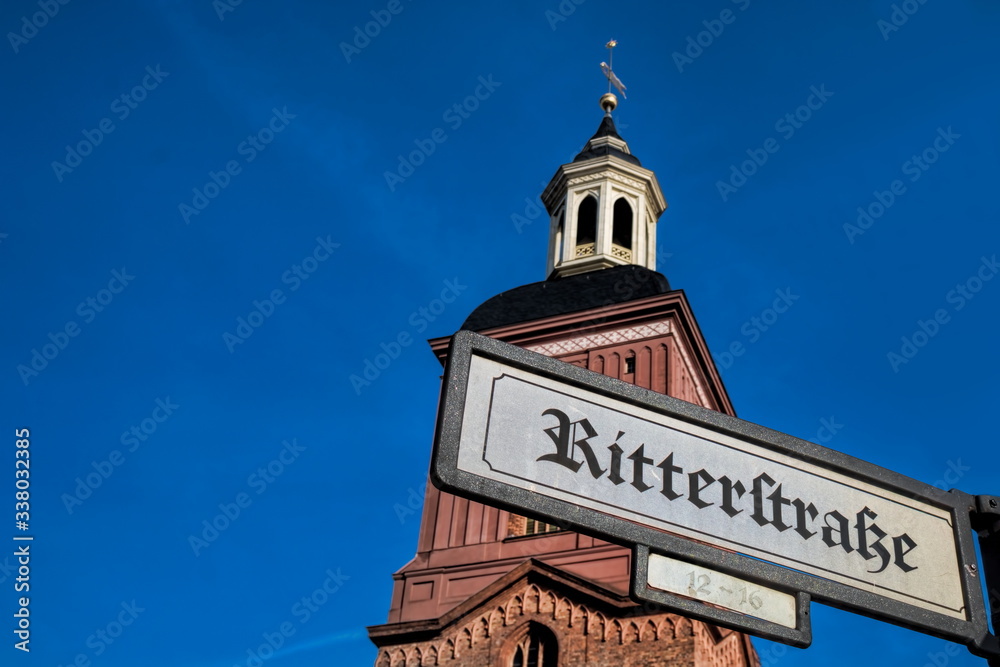Fototapeta premium berlin, deutschland - schild ritterstraße an der nikolaikirche in berlin-spandau