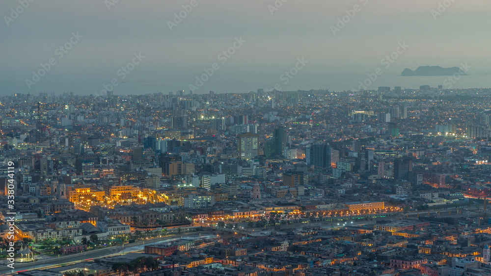 Fototapeta premium Widok z lotu ptaka panoramę Limy w dzień iw nocy timelapse ze wzgórza San Cristobal.