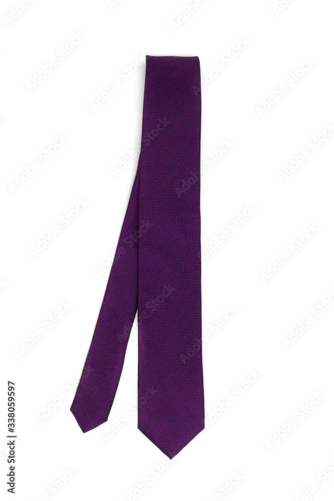 Cravate violette pliee isolée sur fonc blanc