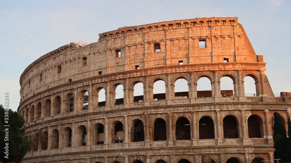 Le Colisée (Colosseo) à Rome au soleil couchant (Italie)