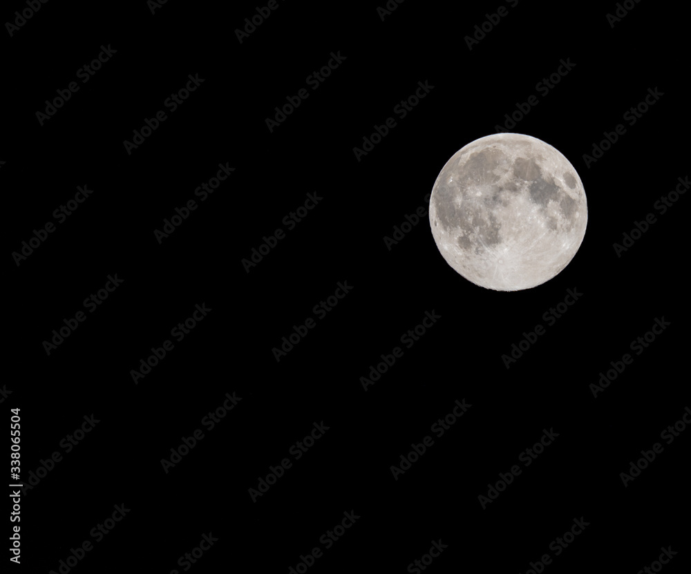 Obraz premium Full Moon in a Black Night Sky