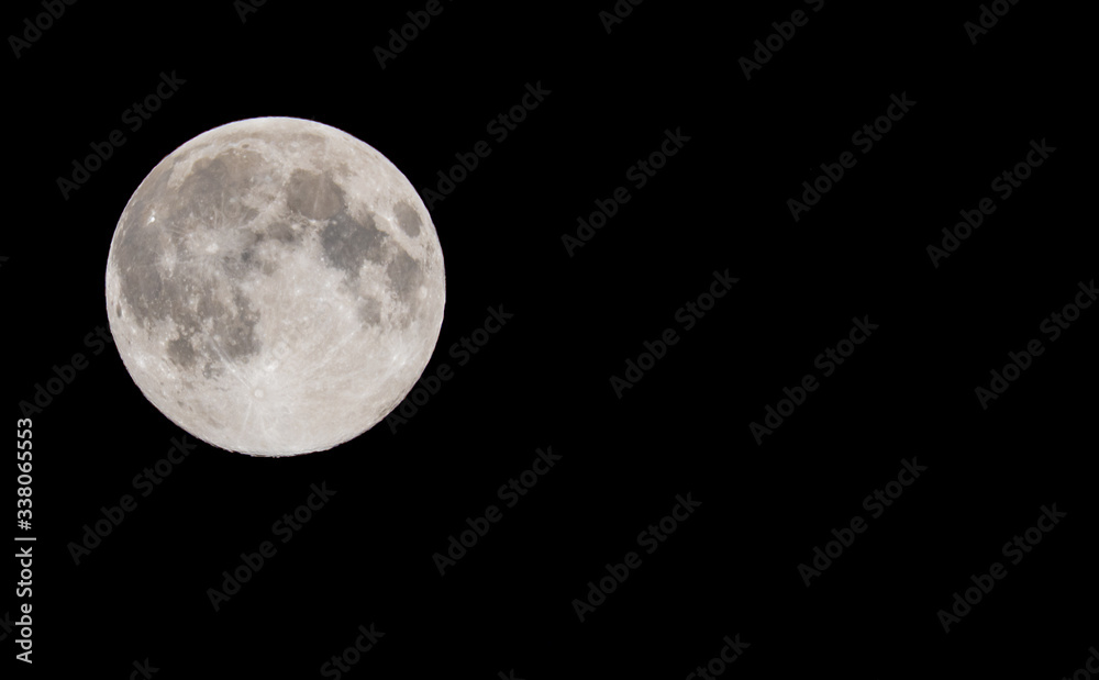 Obraz premium Full Moon in a Black Night Sky