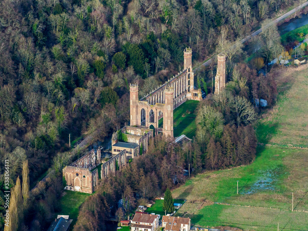 vue aérienne de l'abbaye de La Fontaine-Guérard en Seine Maritime en France