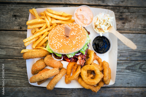 Fotografie Burgery, frytki, krążki cebulowe