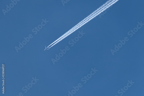 Avion dans le ciel bleu - France