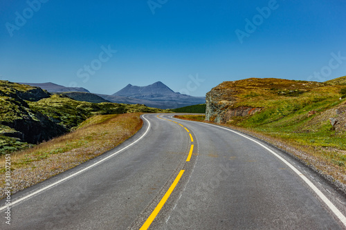 Landstraße durch Skandinavische Landschaft im sommer