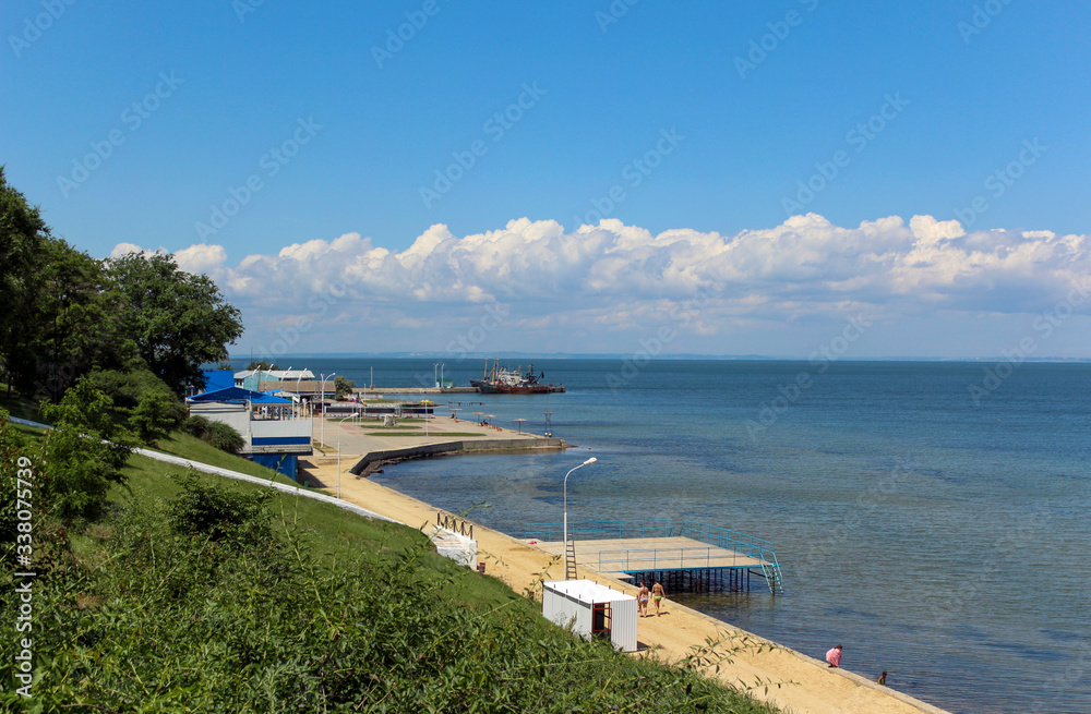 Obraz premium Sandy shore of the beautiful sea on vacation