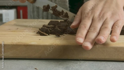 Coupage de tablette de chocolat (  frontal)  photo
