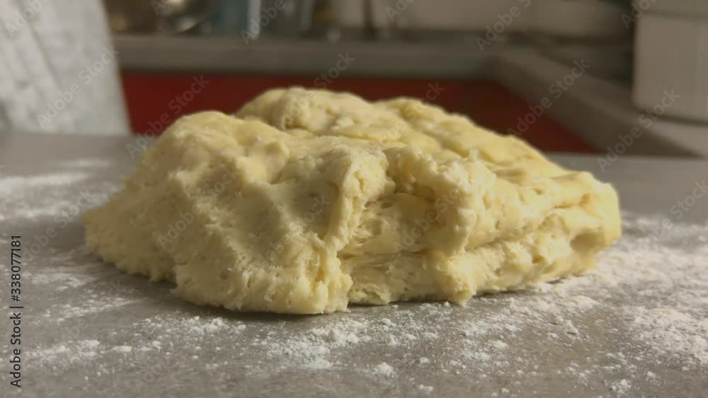 pépites de chocolat qui tombe sur pâte à brioche