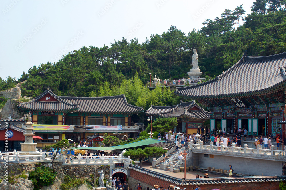 Obraz premium Buddhist temple in Busan in summer