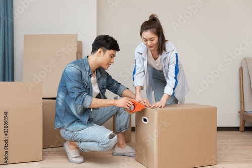 A young asian couple is moving to a new home © 浩然 张