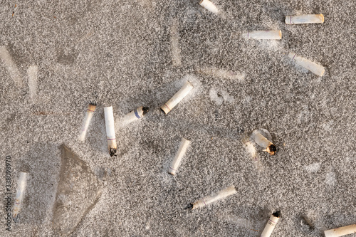 Billede på lærred cigarette butts on the gray snow, powdered with frost