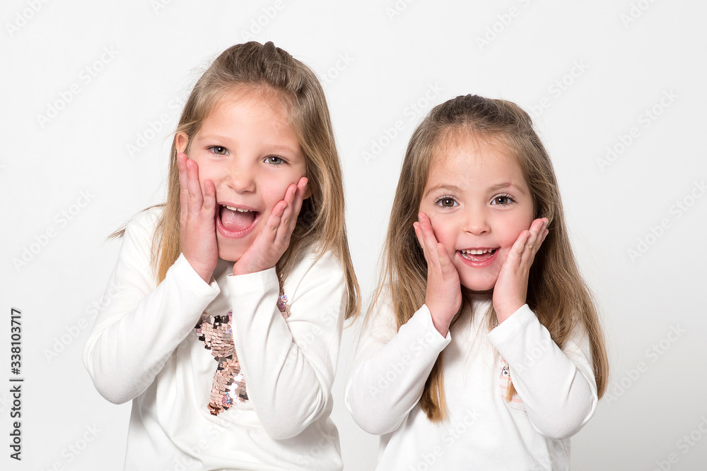retrato niñas felices estudio fondo blanco retrato niñas felices estudio fondo blanco