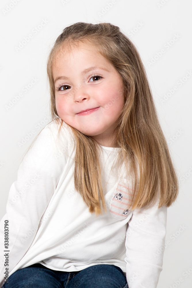 retrato niña feliz estudio fondo blanco retrato niña feliz estudio fondo blanco